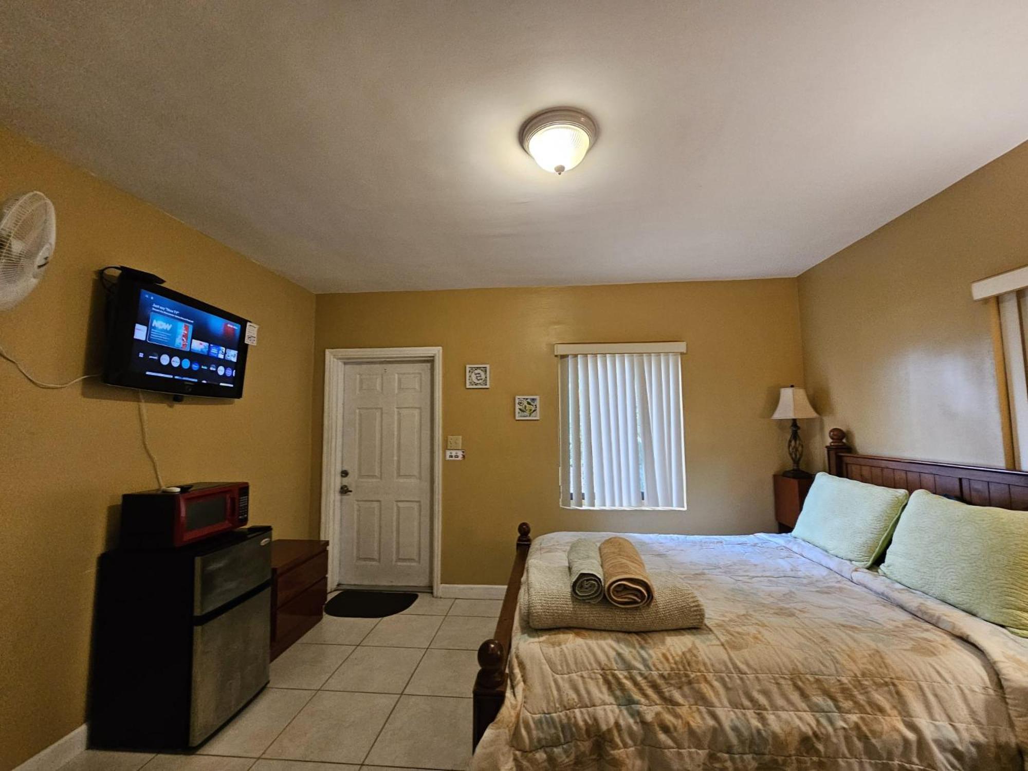 Royal Poinciana Stay Miami Springs Exterior photo